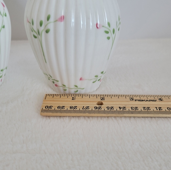 2 Pc Set White Porcelain Rose Bud Print Vase's - Picture 5 of 9